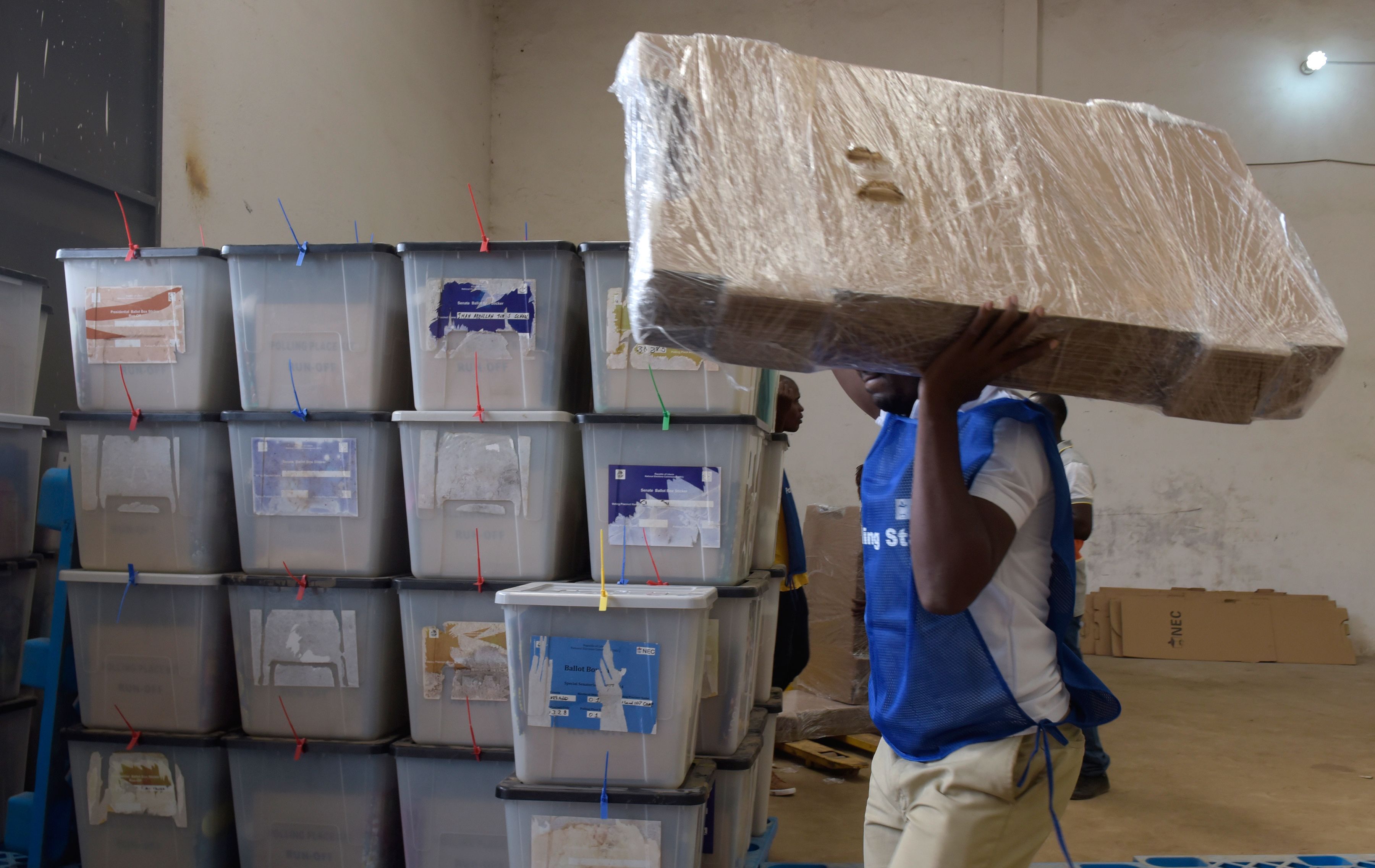 صناديق الاقتراع فى ليبيريا خلال الجولة الثانية لانتخابات الرئاسة