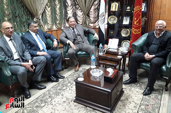 محافظ بورسعيد يستقبل الوزير بمكتبه