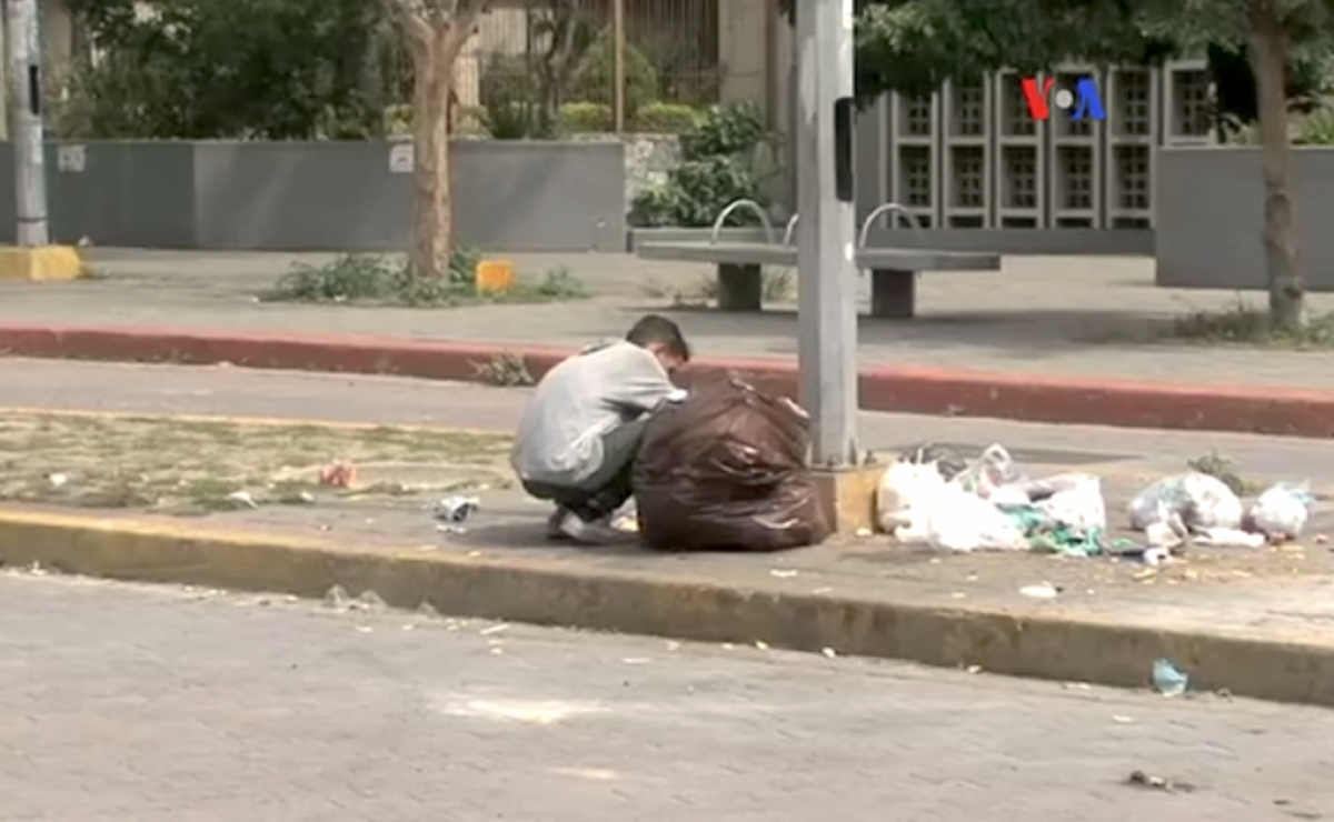 طفل فنزويلى يبحث فى حاويات القمامة عن الطعام فى عيد الميلاد