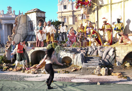 فتاة-تابعة-لحركة-فيمن-تحاول-افساد-قداس-عيد-الميلاد-فى-الفاتيكان