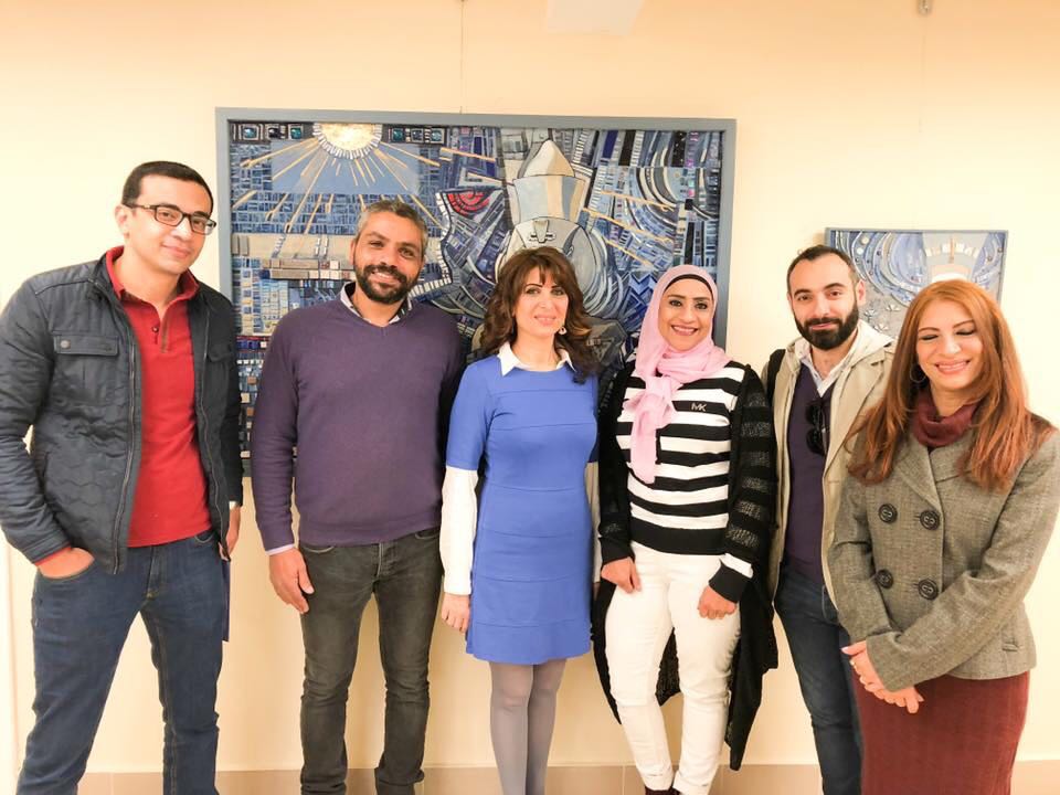 6 الدكتورة إسراء ياسر وعدد من الحضور بمعرضها الفنى