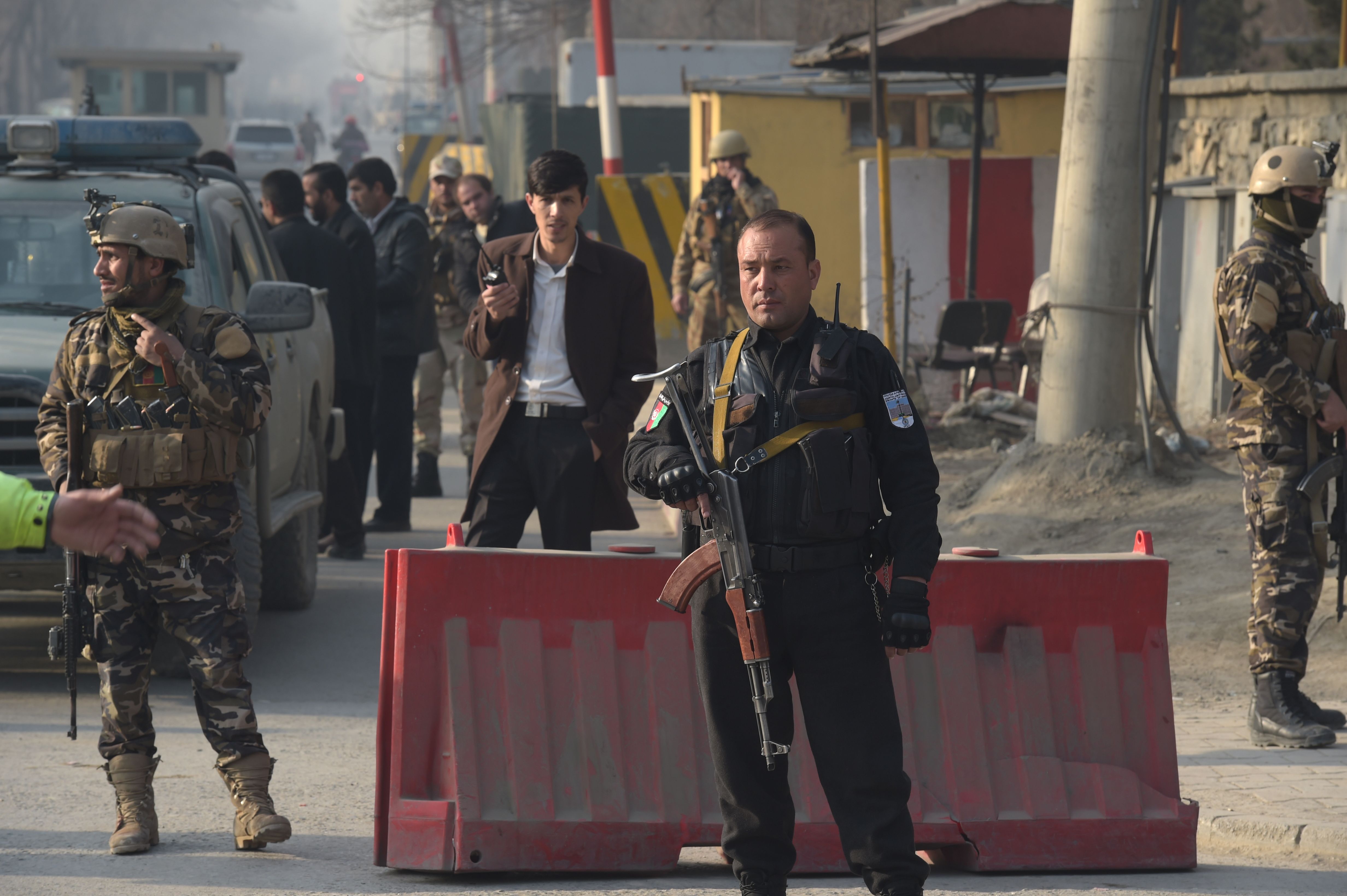 انتشار قوات الأمن الأفغانى بمحيط الانفجار وبمحيط مكتب المخابرات