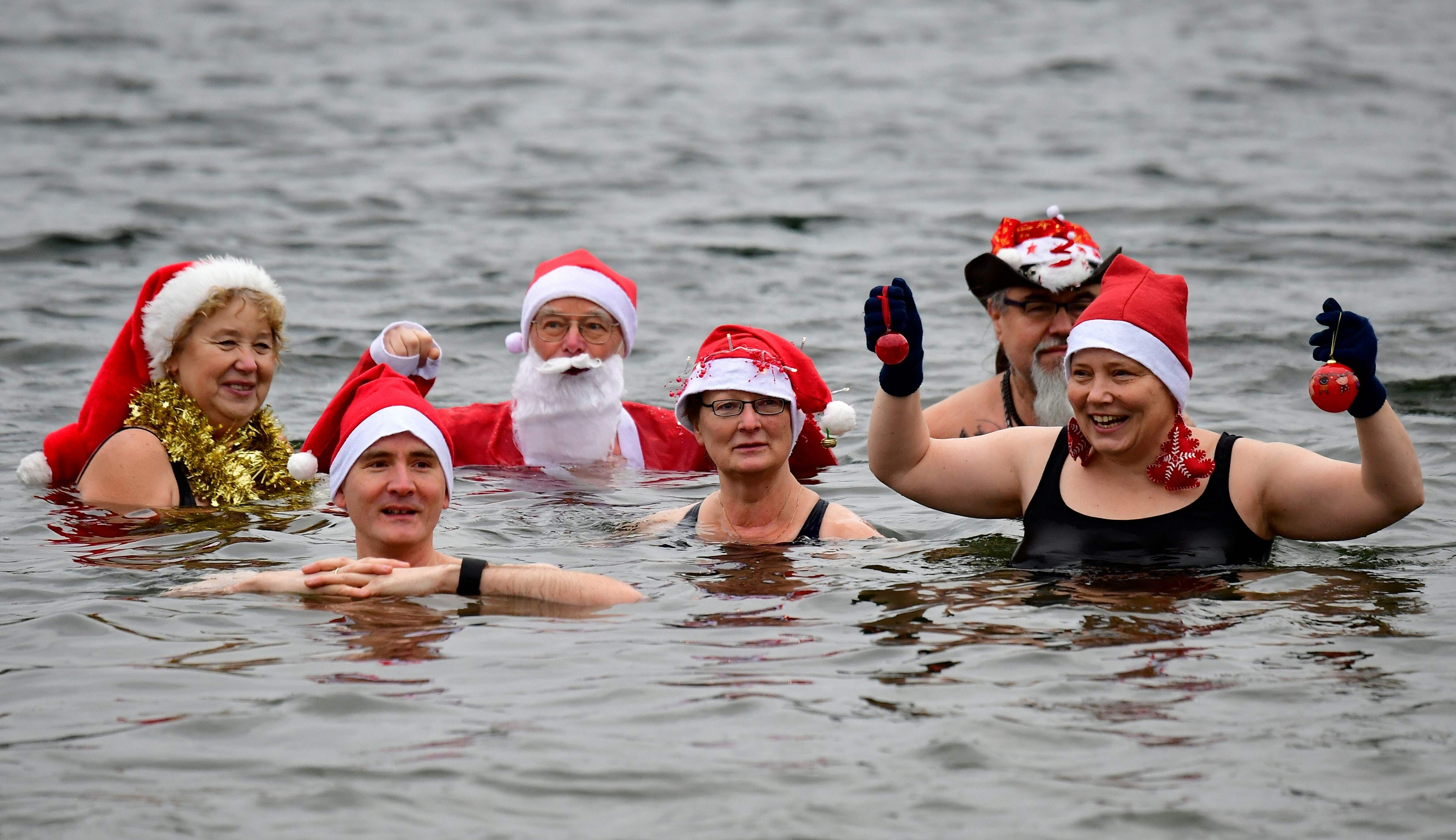 السباحة فى البحر بزى سانتا كلوز