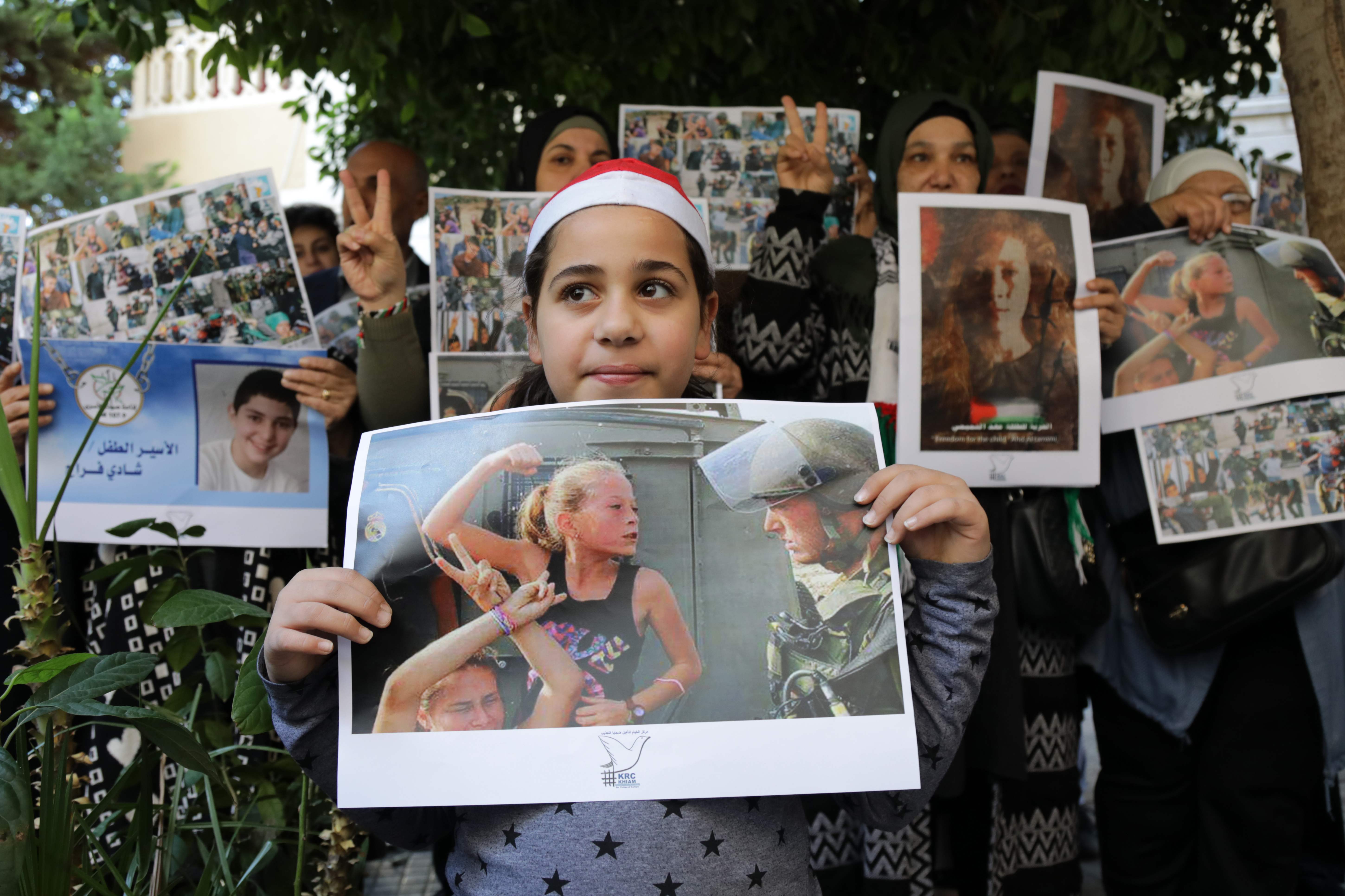  طفلة لبنانية ترفع صورة عهد التميمى 
