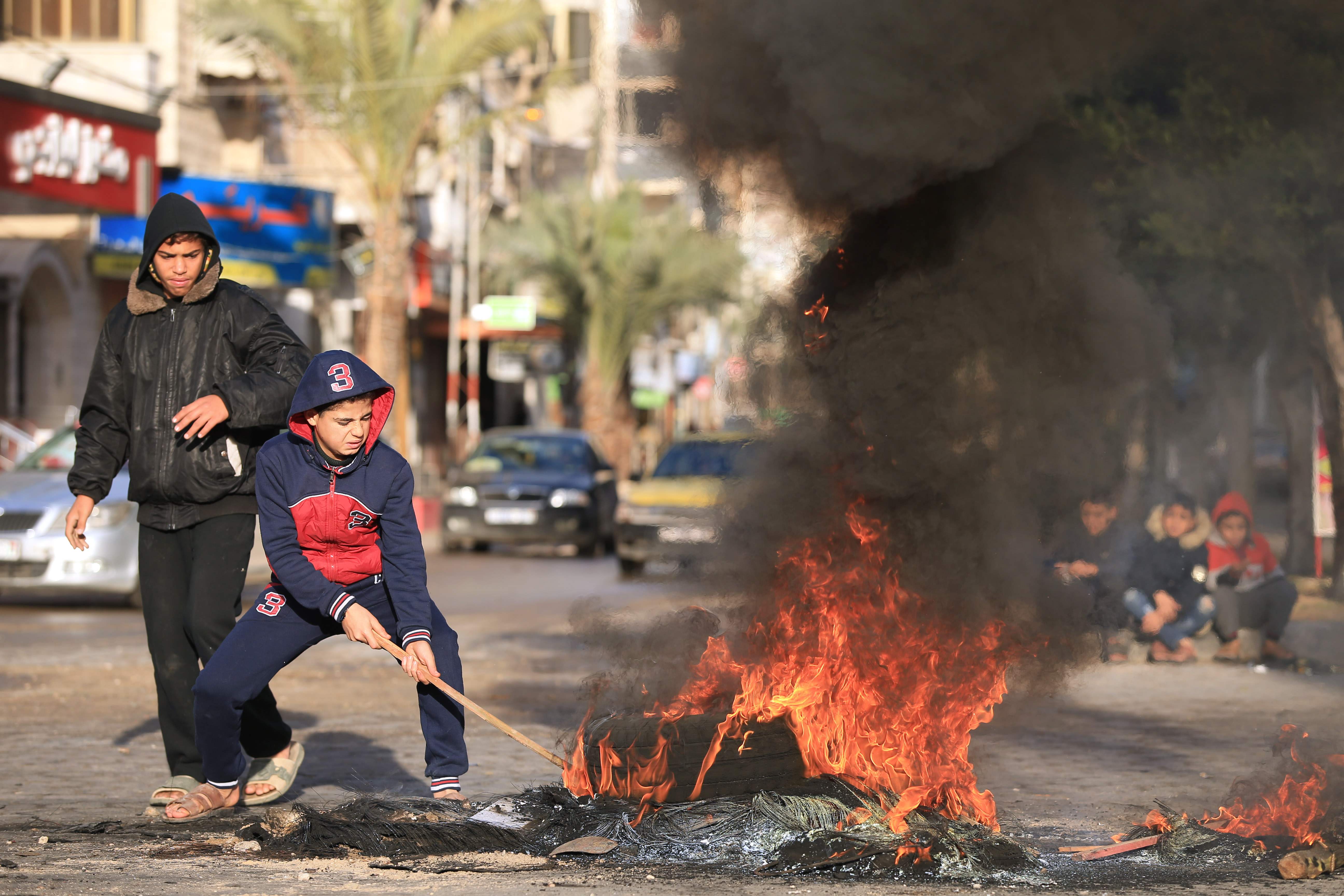 1129744-اشعال-النار-فى-شوارع-غزة-احتجاجا-على-قرار-ترامب