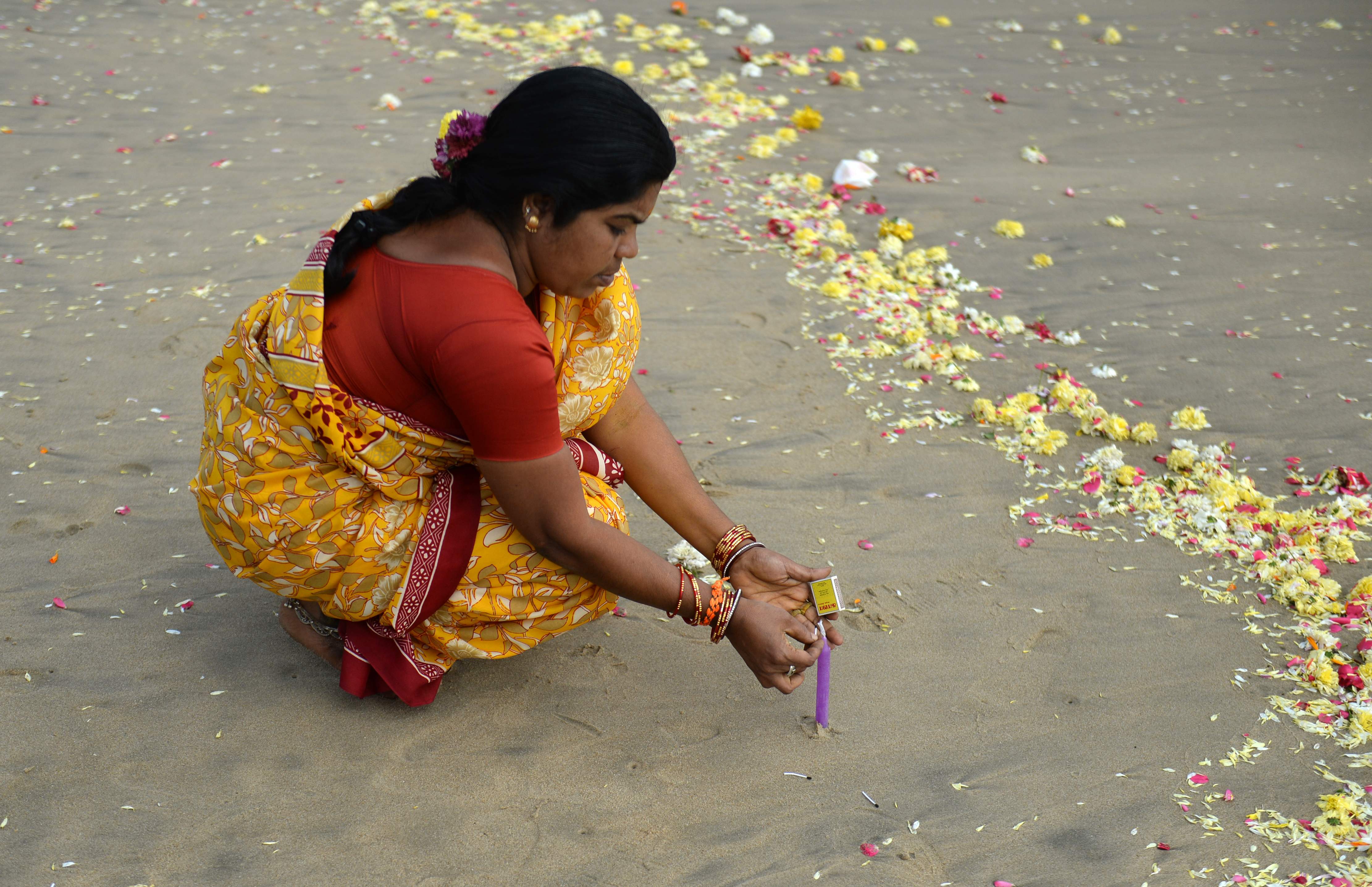 امرأة هندية تضع الزهور فى البحر 