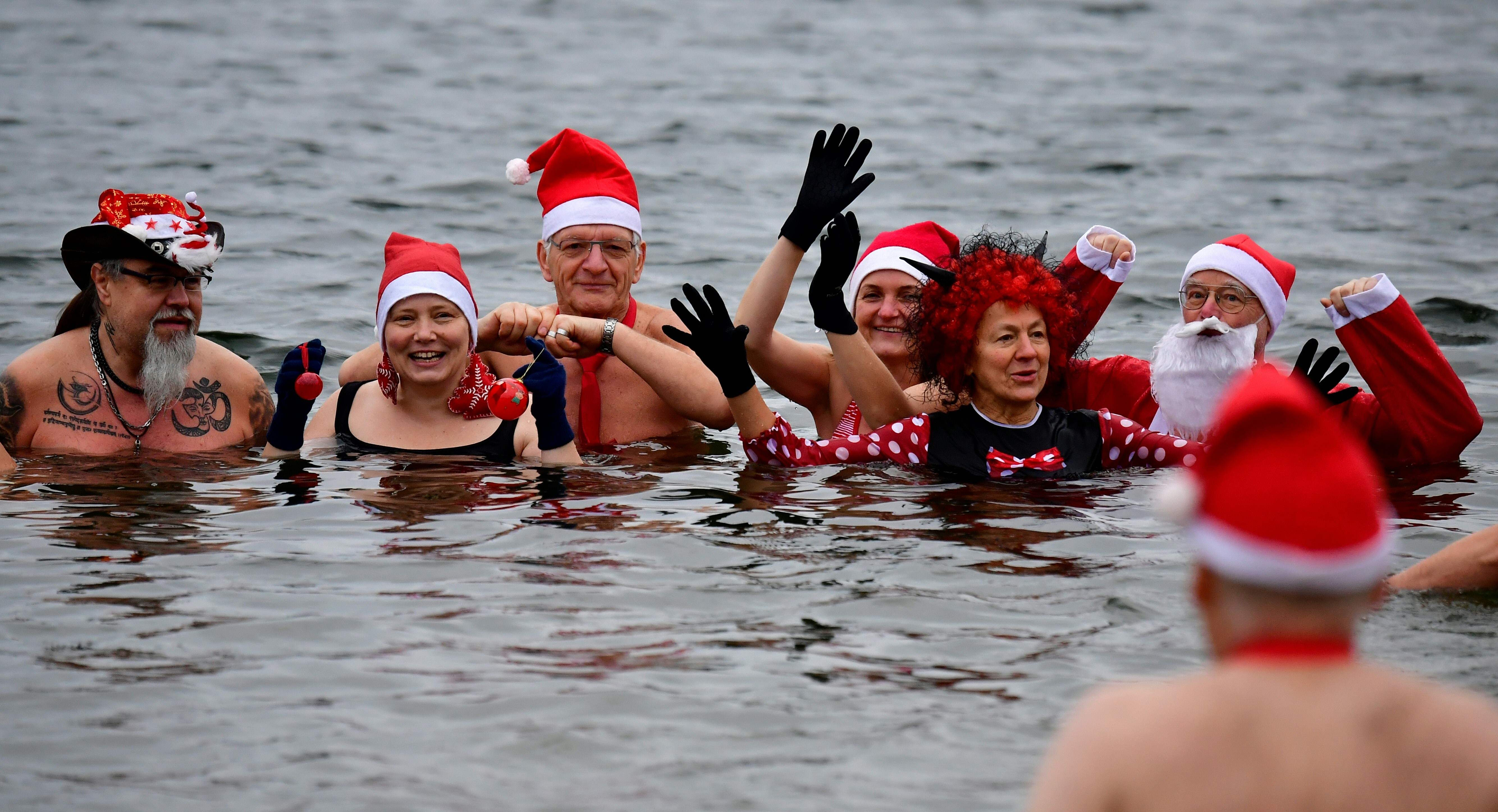 مواطنون يسبحون بزى سانتا كلوز فى البحر احتفالا بالكريسماس بألمانيا