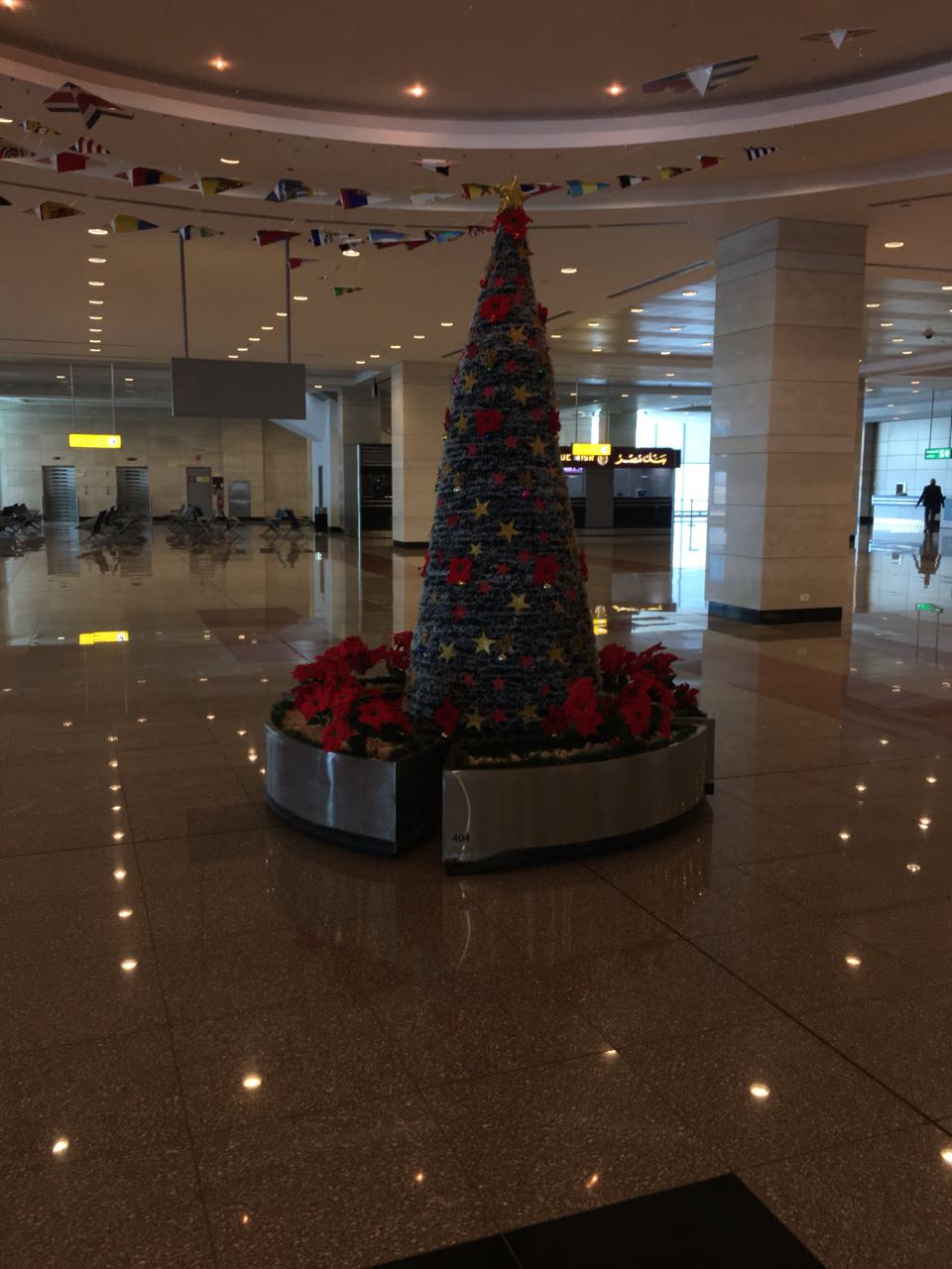 مطار القاهرة يتزين احتفالا بالعام الجديد (6)