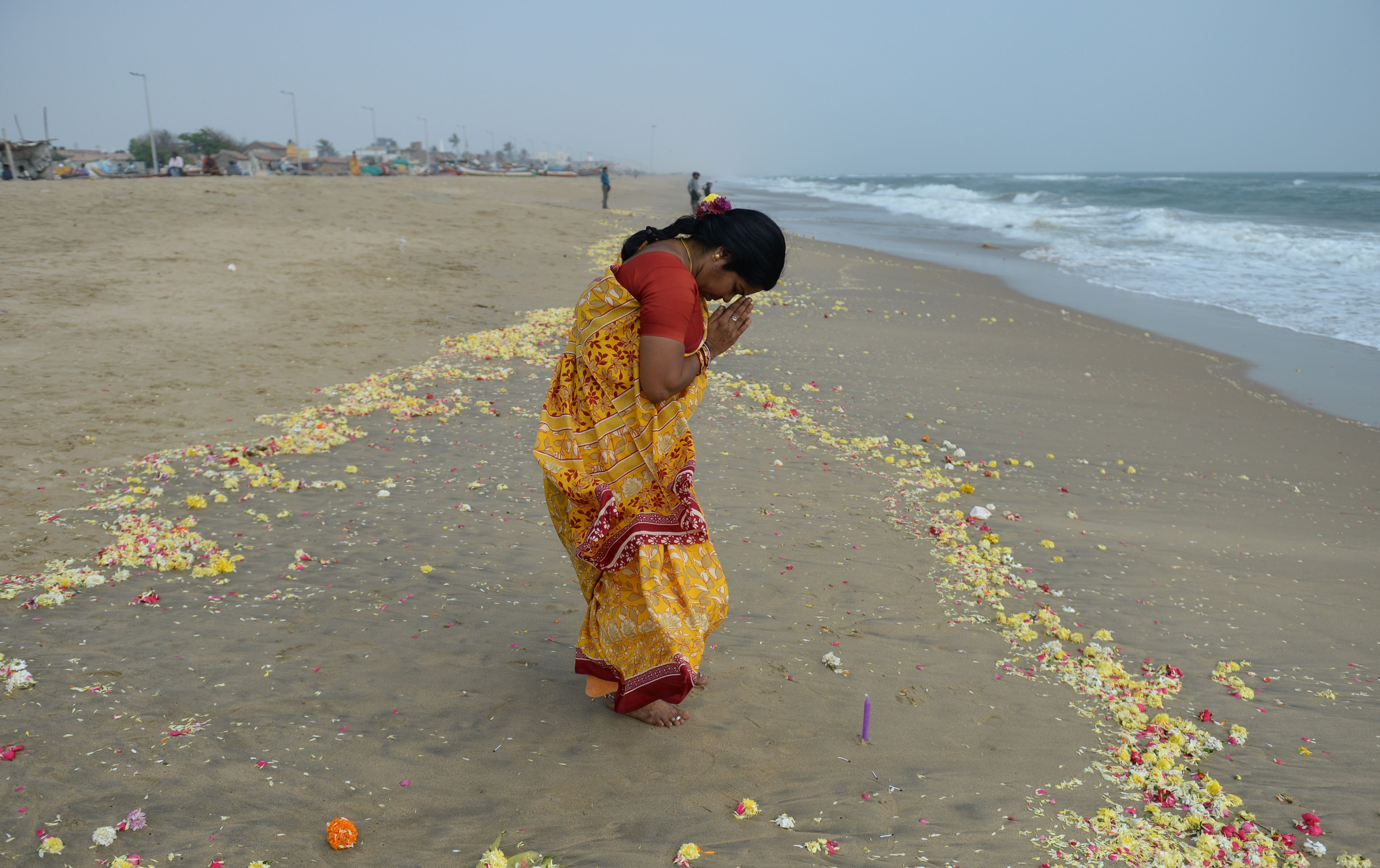  امرأة هندية على الشاطئ 