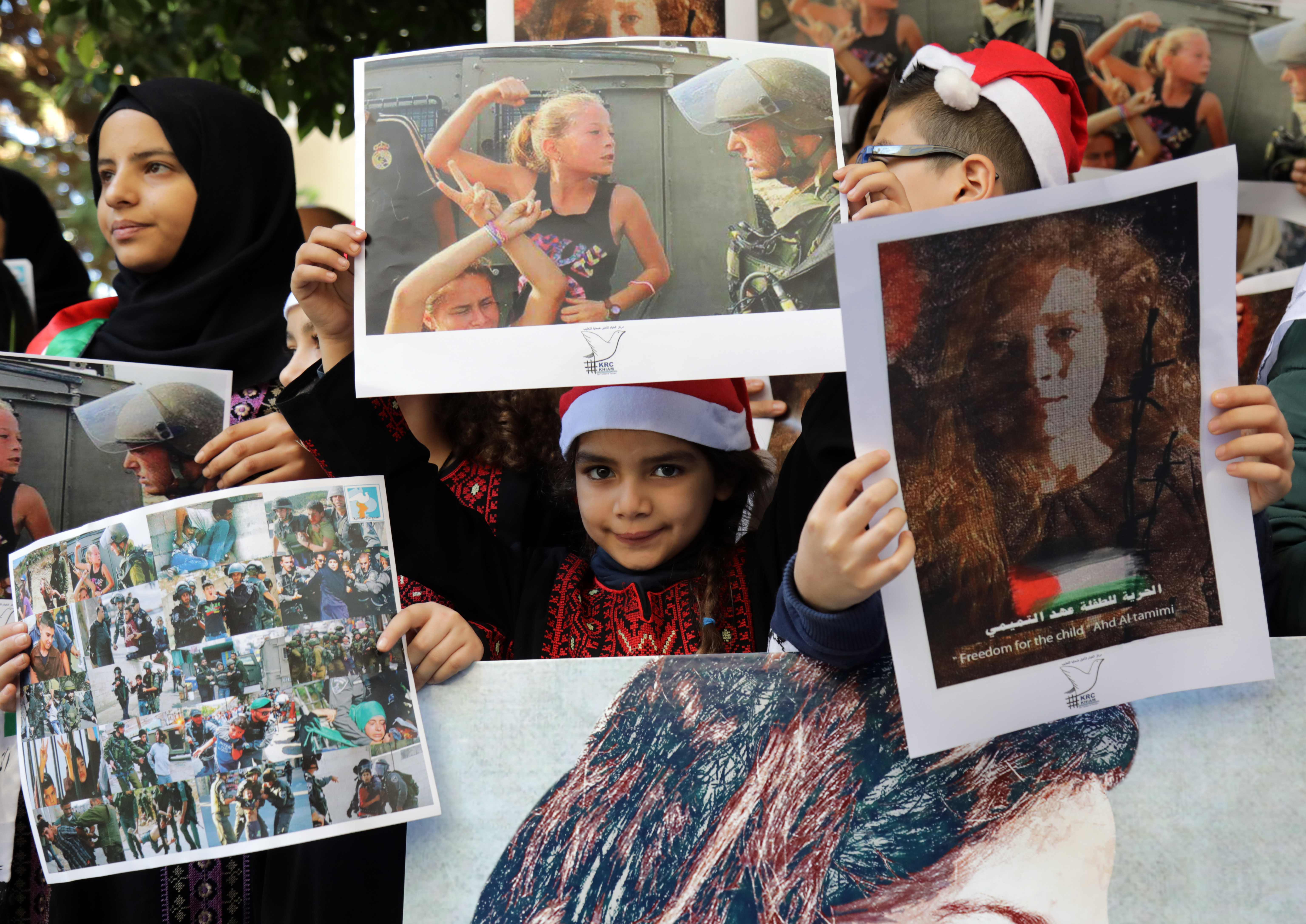  لبنانيون يرفعون صور عهد التميمى 