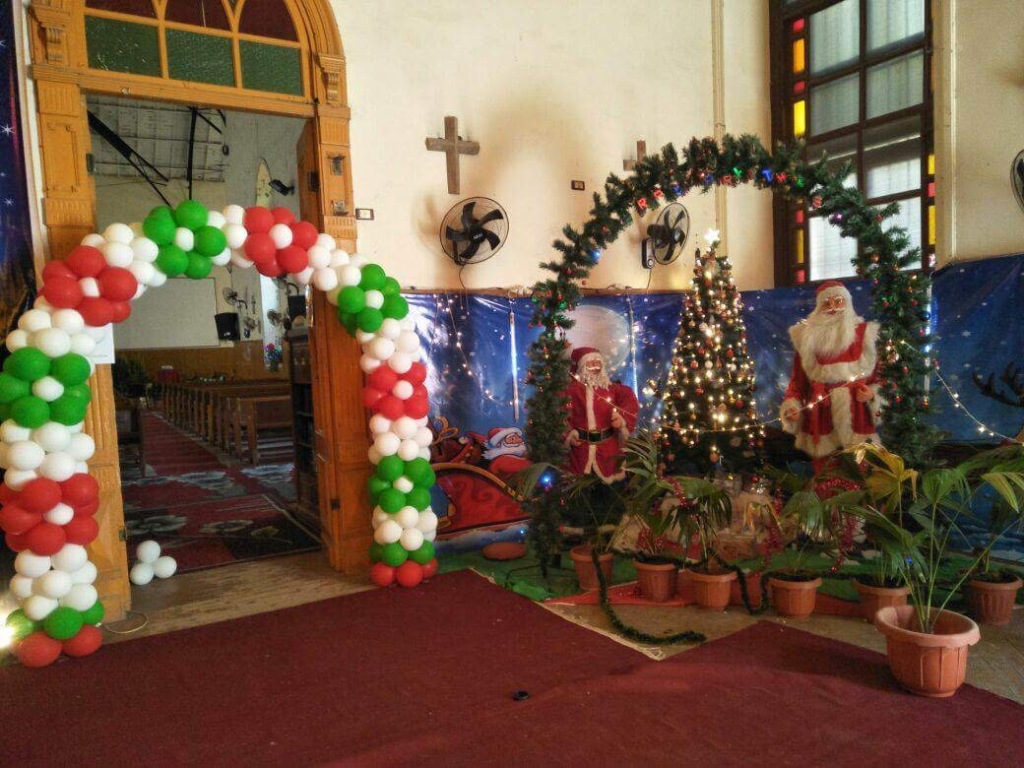 بابا نويل يزين كنائس أسيوط احتفالا باعياد الميلاد