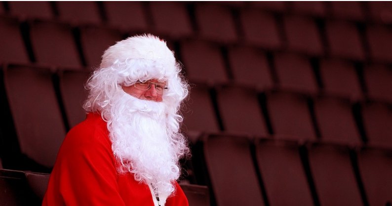 بابا نويل فى مدرجات الدوري الإنجليزي