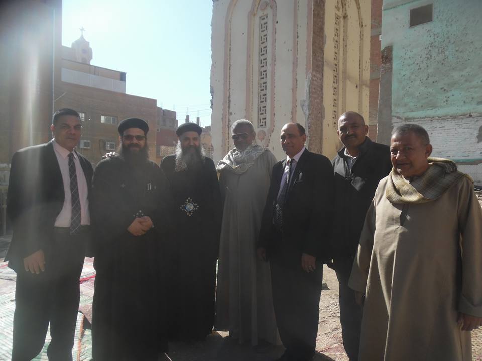 الوفد القبطي مع مسئولي تطوير وبناء مسجد الشيخ هاشم بإسنا
