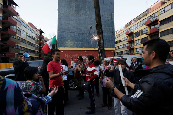 مواطنو-المكسيك-يشعلون-الشموع-للصلاة