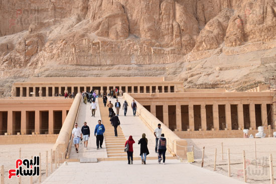 توافد السياح على معبد حتشبسوت بالدير البحري