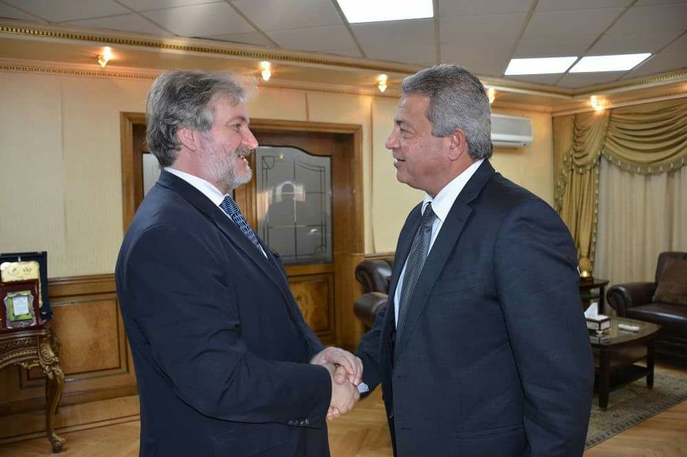 وزير الرياضة مع سفير صربيا