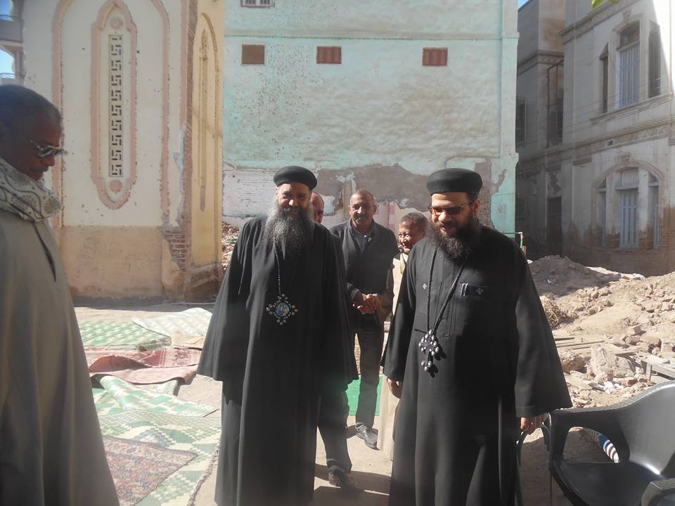 قيادات كنيسة الأقباط الأرثوذكس يتبرعون بـ10 طن أسمنت لتطوير مسجد بإسنا