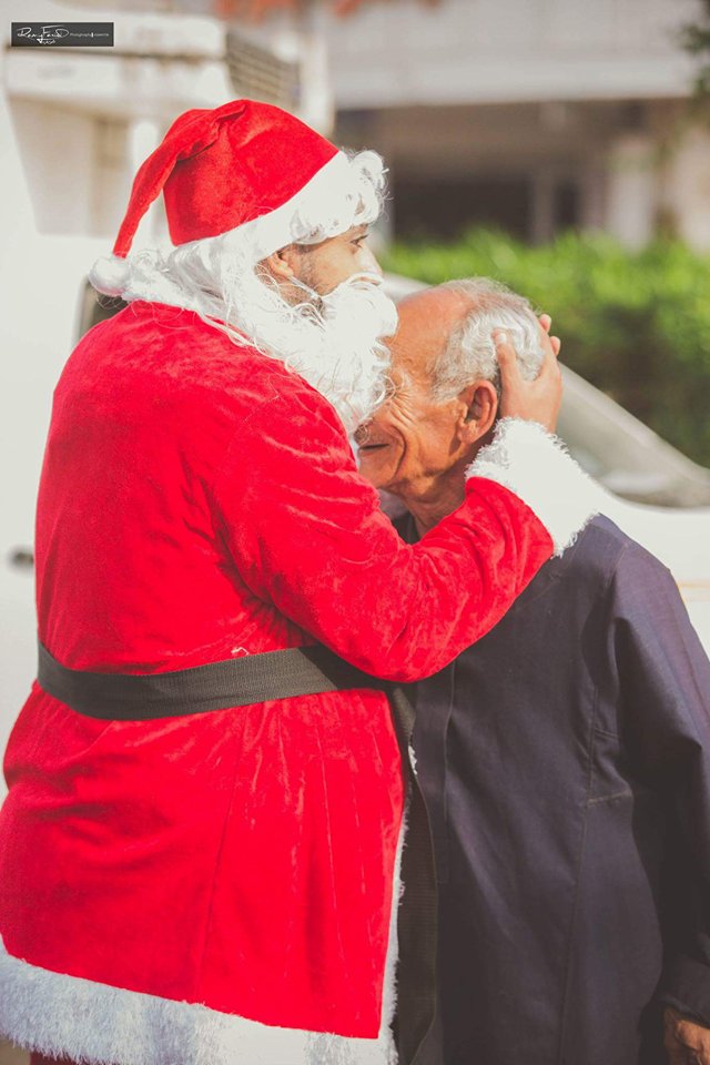 بابا نويل مع أهالى الصعيد