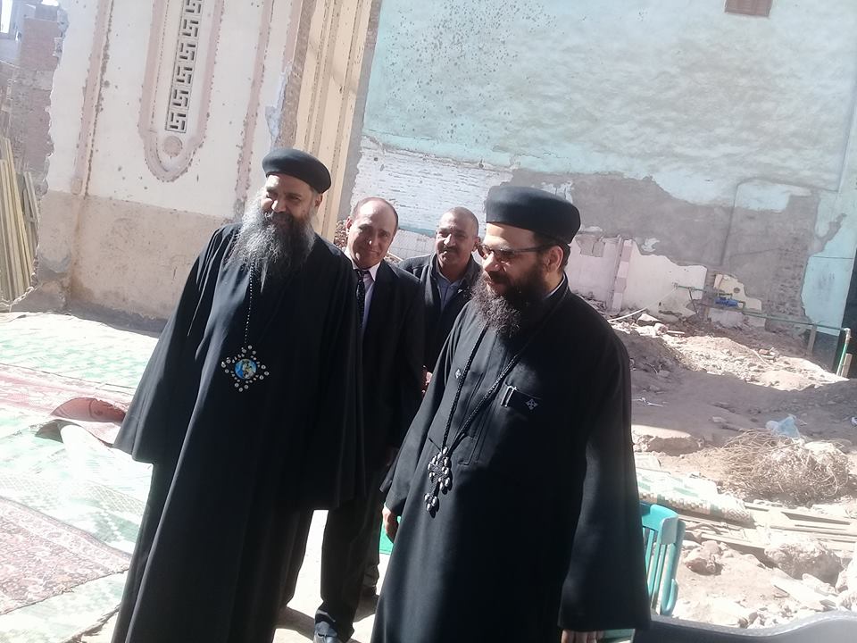  الوفد القبطى مع مسئولى تطوير وبناء مسجد الشيخ هاشم بإسنا
