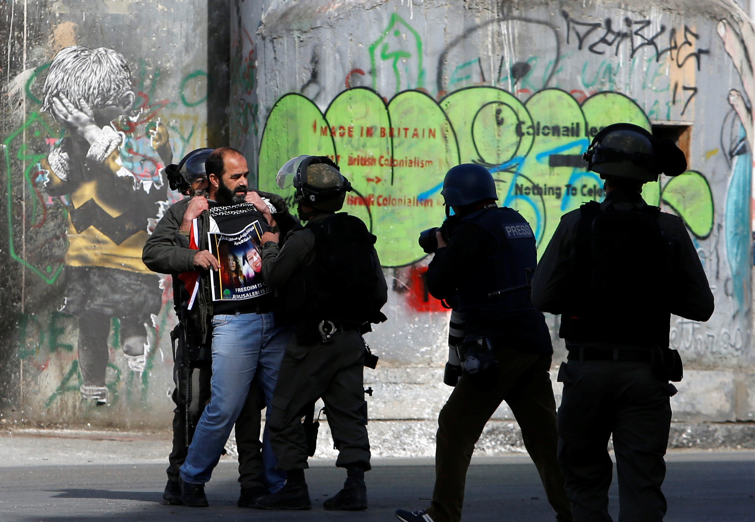 اعتقال أحد المتظاهرين على يد قوات الاحتلال