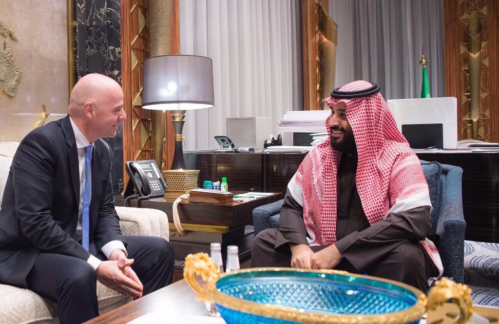 الأمير محمد بن سلمان، ولى العهد السعودى،  يتبادل الحديث مع جيانى إنفانتينو