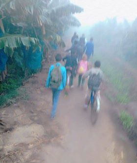 بعض الأطفال يستقلون الدراجات فى طريقهم للمدرسة