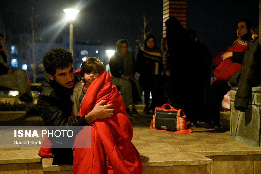 العائلات الإيرانية تفترش الشوارع بسبب الزلازل