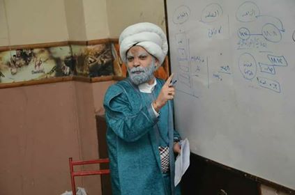 المدرس يتقمص شخصية محمد على باشا خلال القائه الدرس