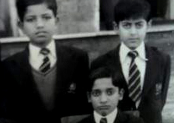 سلمان خان مع زملائة بالمدرسة
