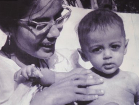سلمان خان مع والدته بمرحلة الطفولة