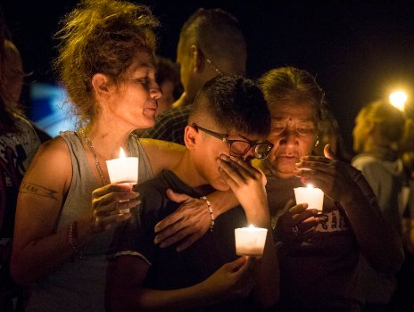 البكاء على ضحايا هجوم كنيسة تكساس