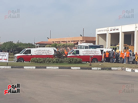  سيارات الإسعاف أمام المطار خلال استعداداتها لإجراء المناورة