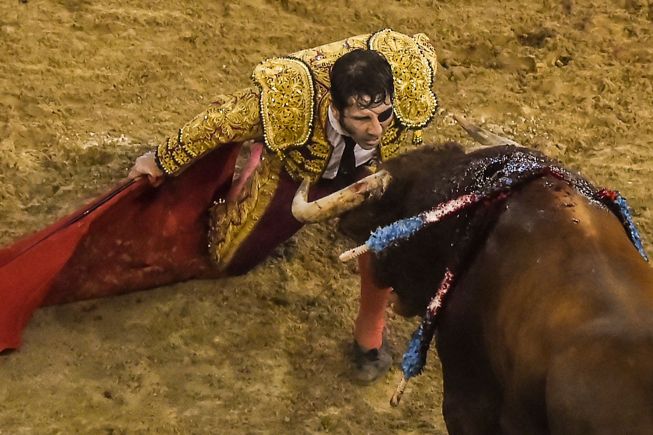 المصارع الإسبانى الشهير خوان خوسيه باديلا يواجه الثور الهائج بحلبة المصارعة