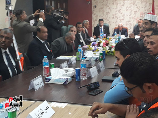 محافظ بورسعيد والجهات المعنية خلال المحاضرة بالمطار
