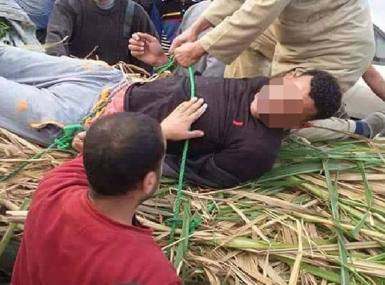 المتهم فى قبضه الاهالى المتهم فى قبضه الاهالى