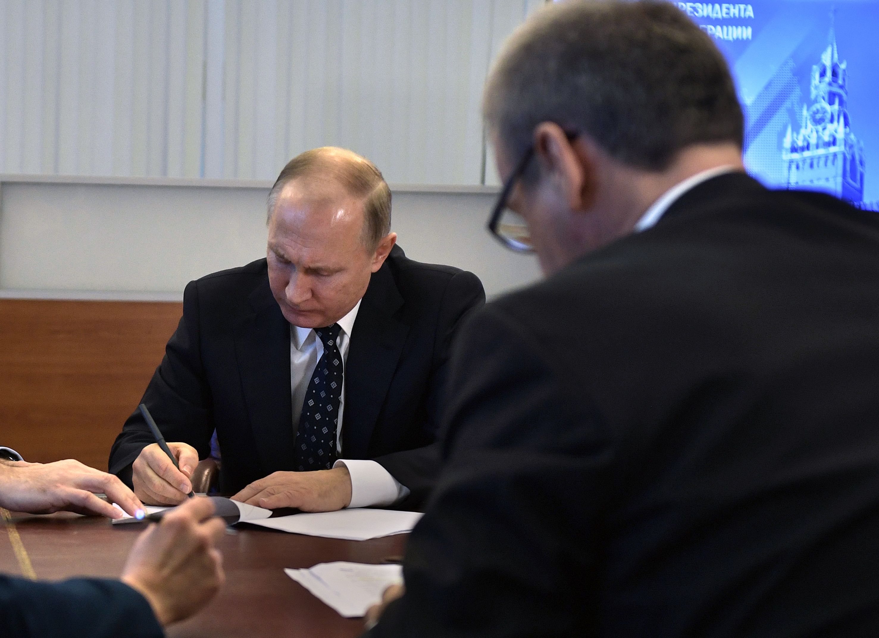 بوتين يقدم أوراق ترشحه