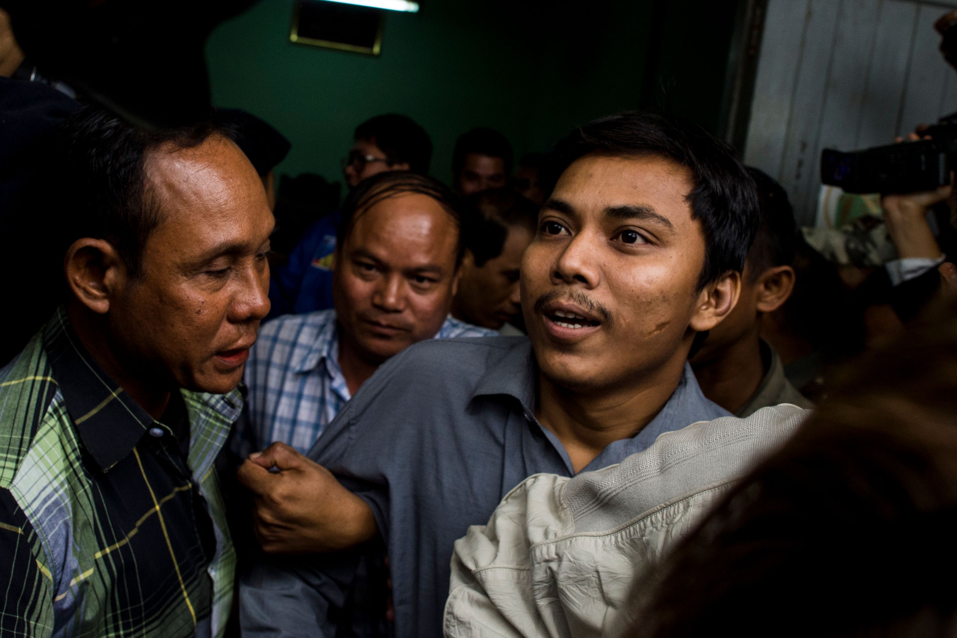 توجه أحد الصحفيين إلى المحكمة فى بورما توجه أحد الصحفيين إلى المحكمة فى بورما