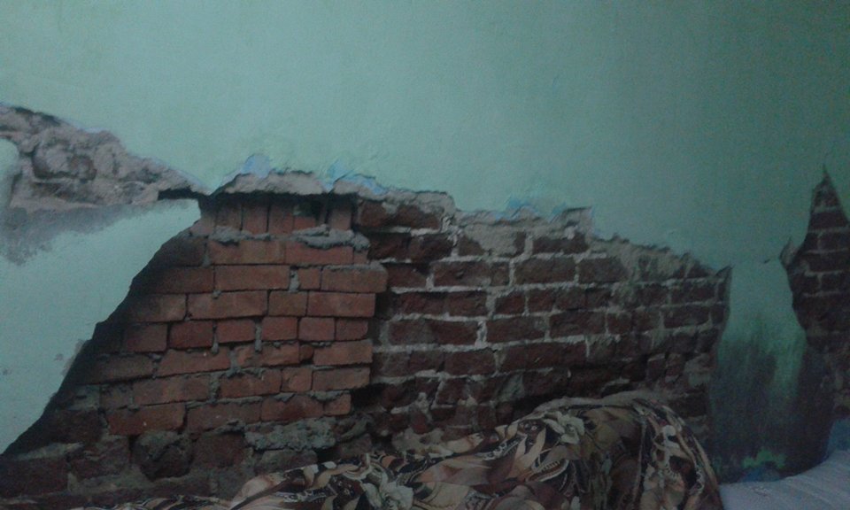 انهيار جزء من جدران الشقة