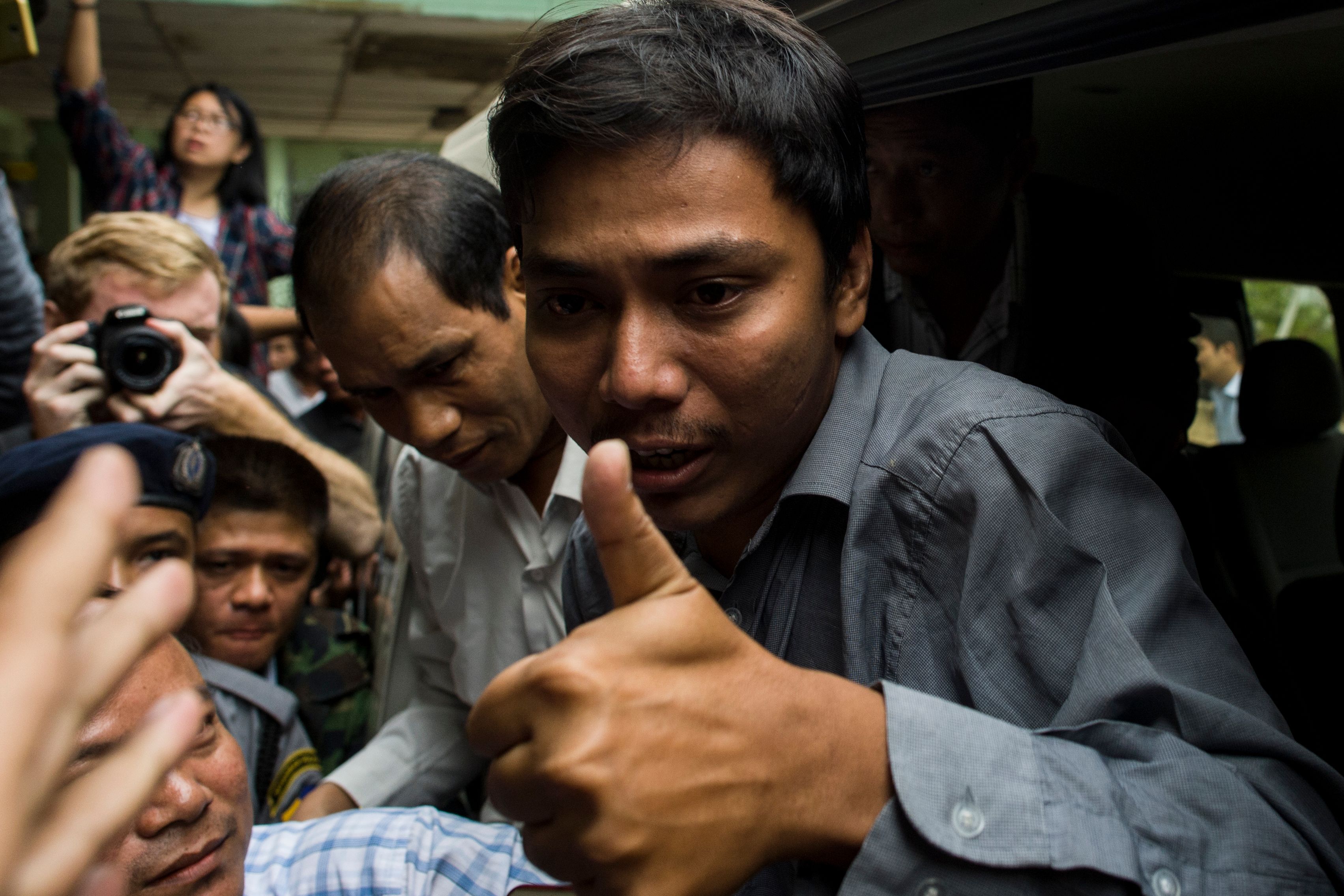 أحد الصحفيين خلال توجهه إلى المحاكمة أحد الصحفيين خلال توجهه إلى المحاكمة