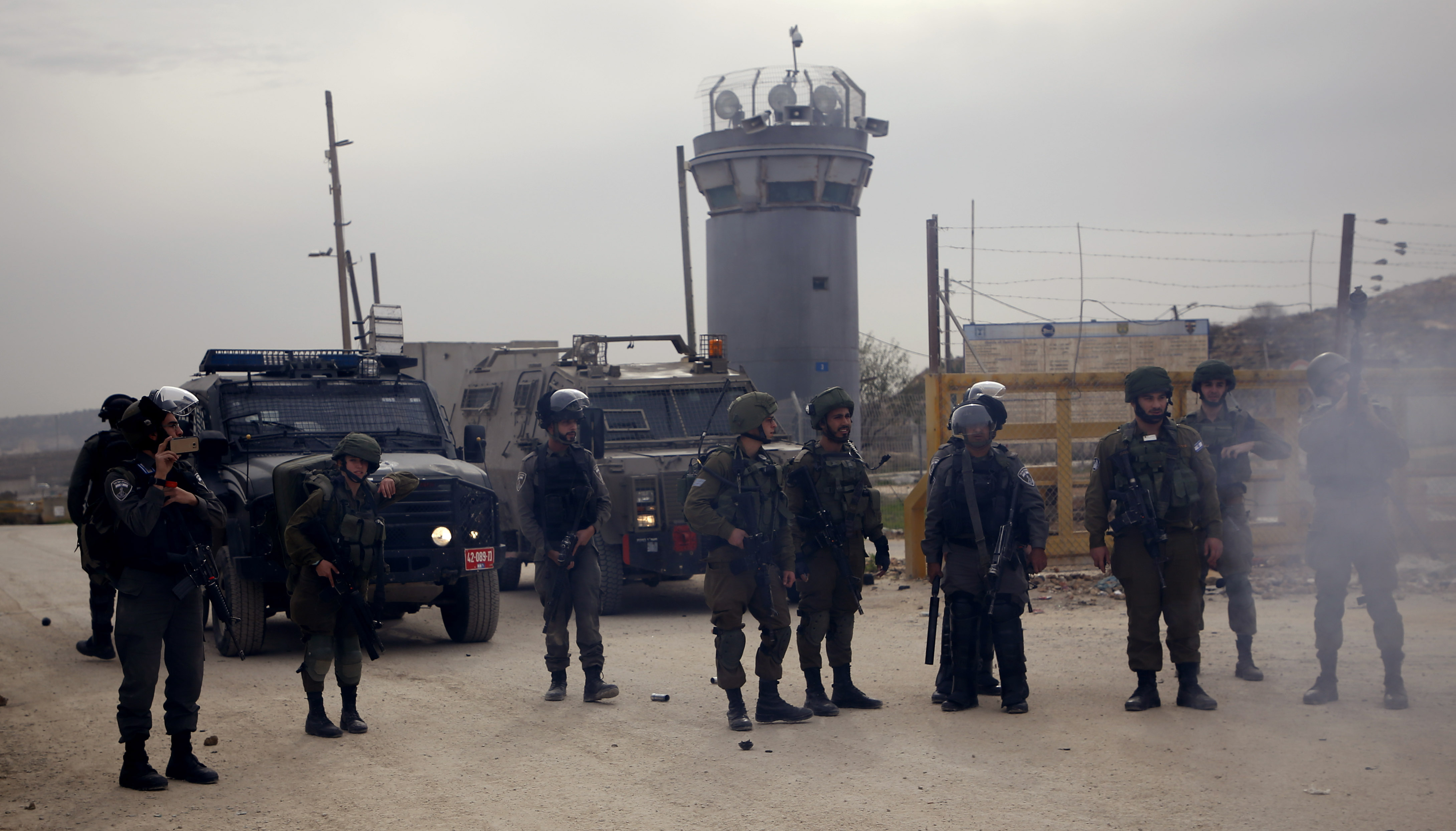 قوات الاحتلال الاسرائيلى تطلق الغاز المسيل للدموع