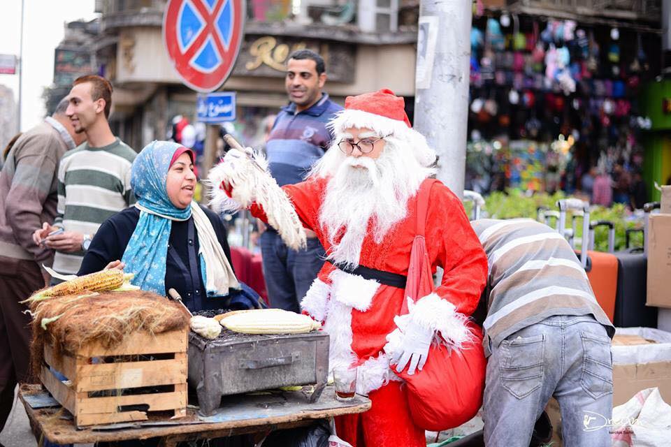 بابا نويل يجوب شوارع شبرا