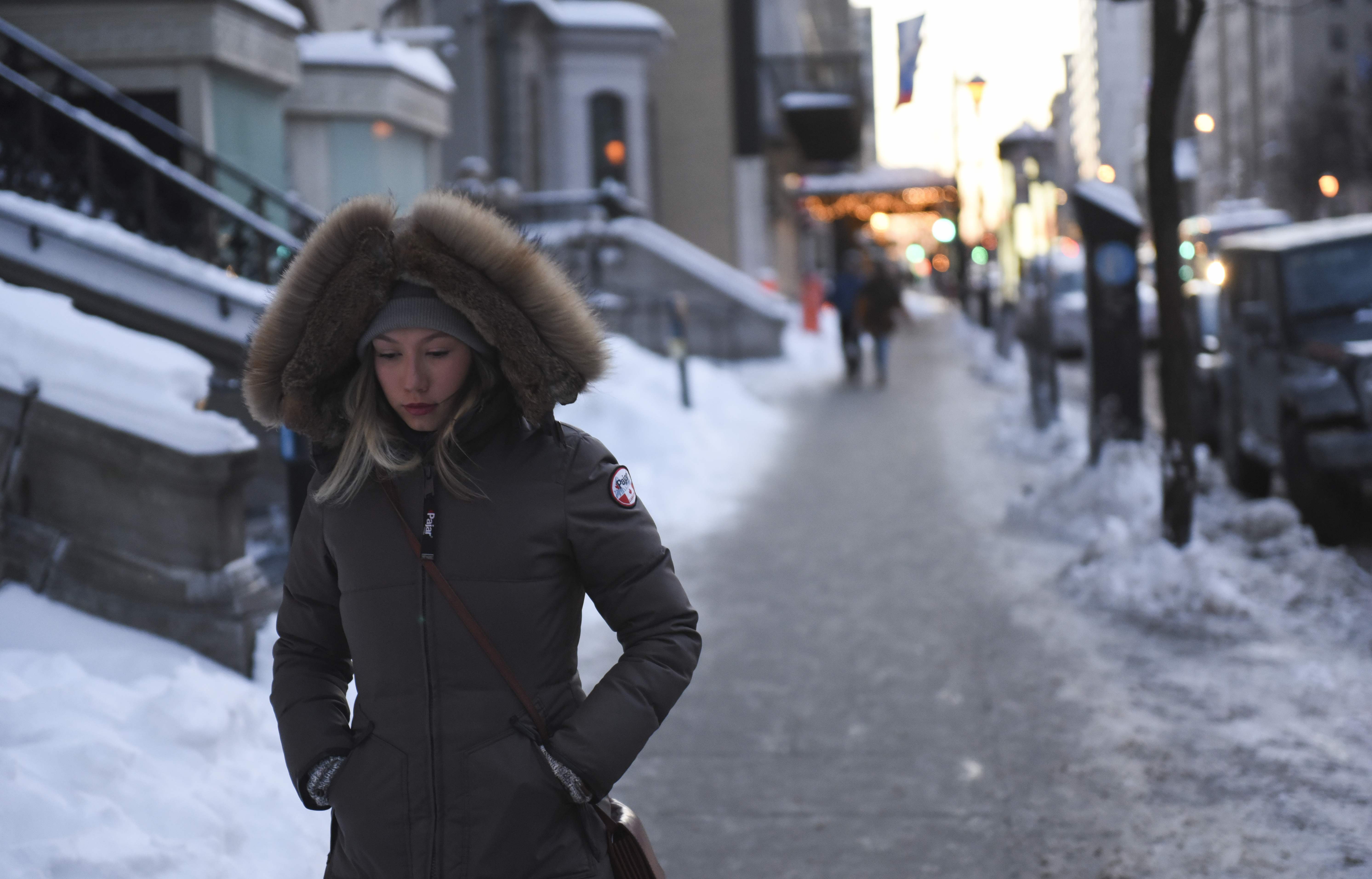 فتاة تسير فى شوارع كندا
