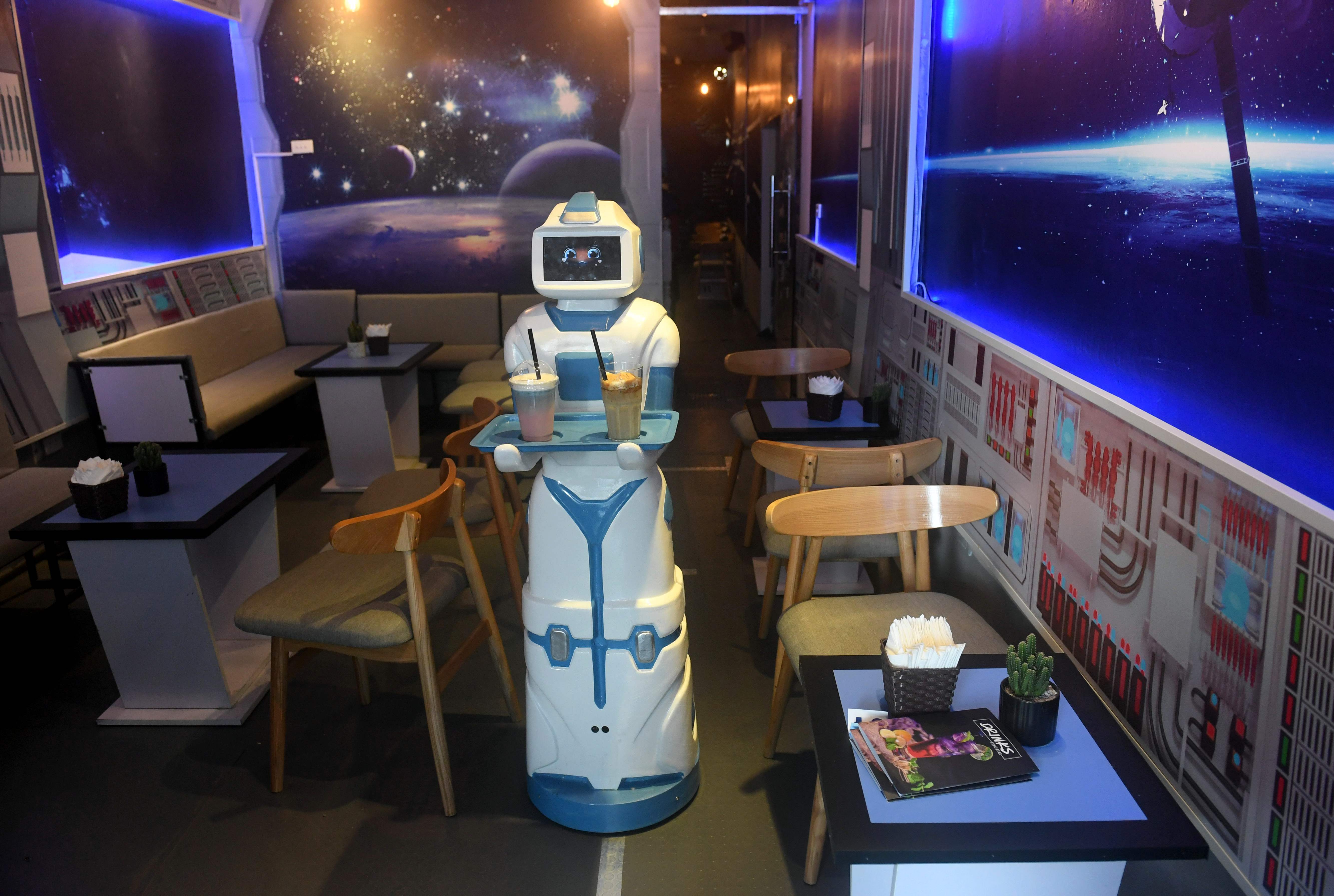 روبوت لتقديم المشروبات