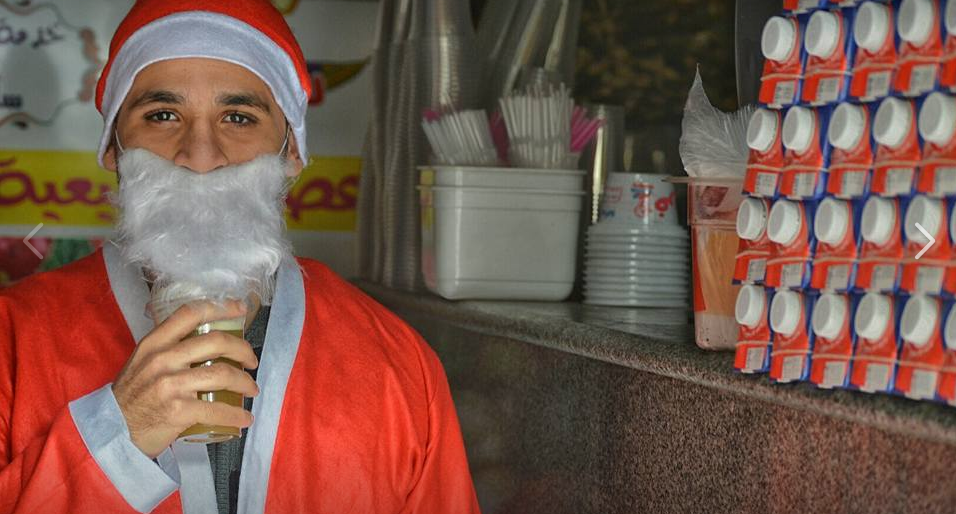 بابا نويل بنكهة مصرية ويتناول عصير القصب