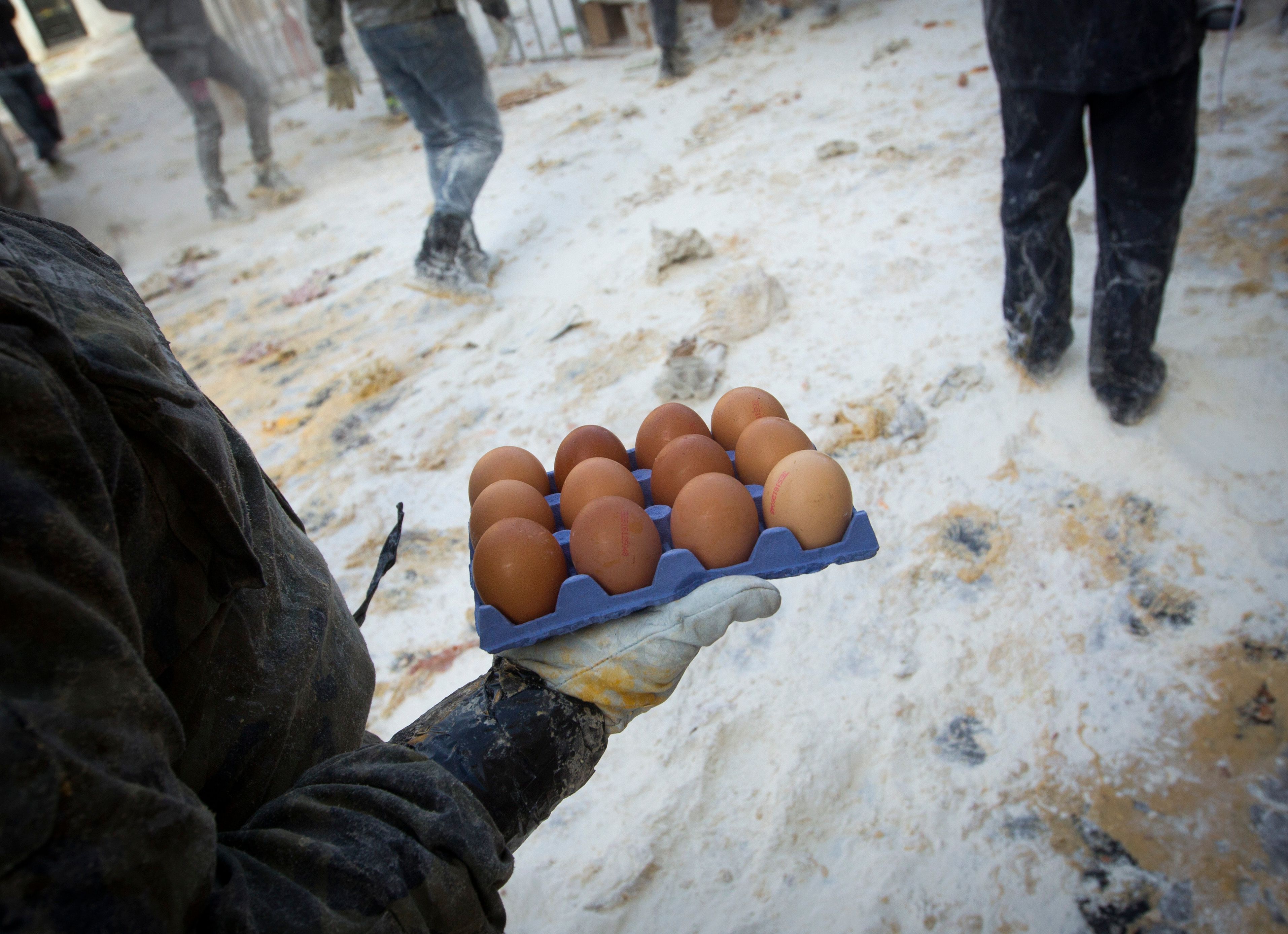 Egg battle. Яичные бои на Пасху. Битва яйцами. Яйца Испания. Яйца к бою.