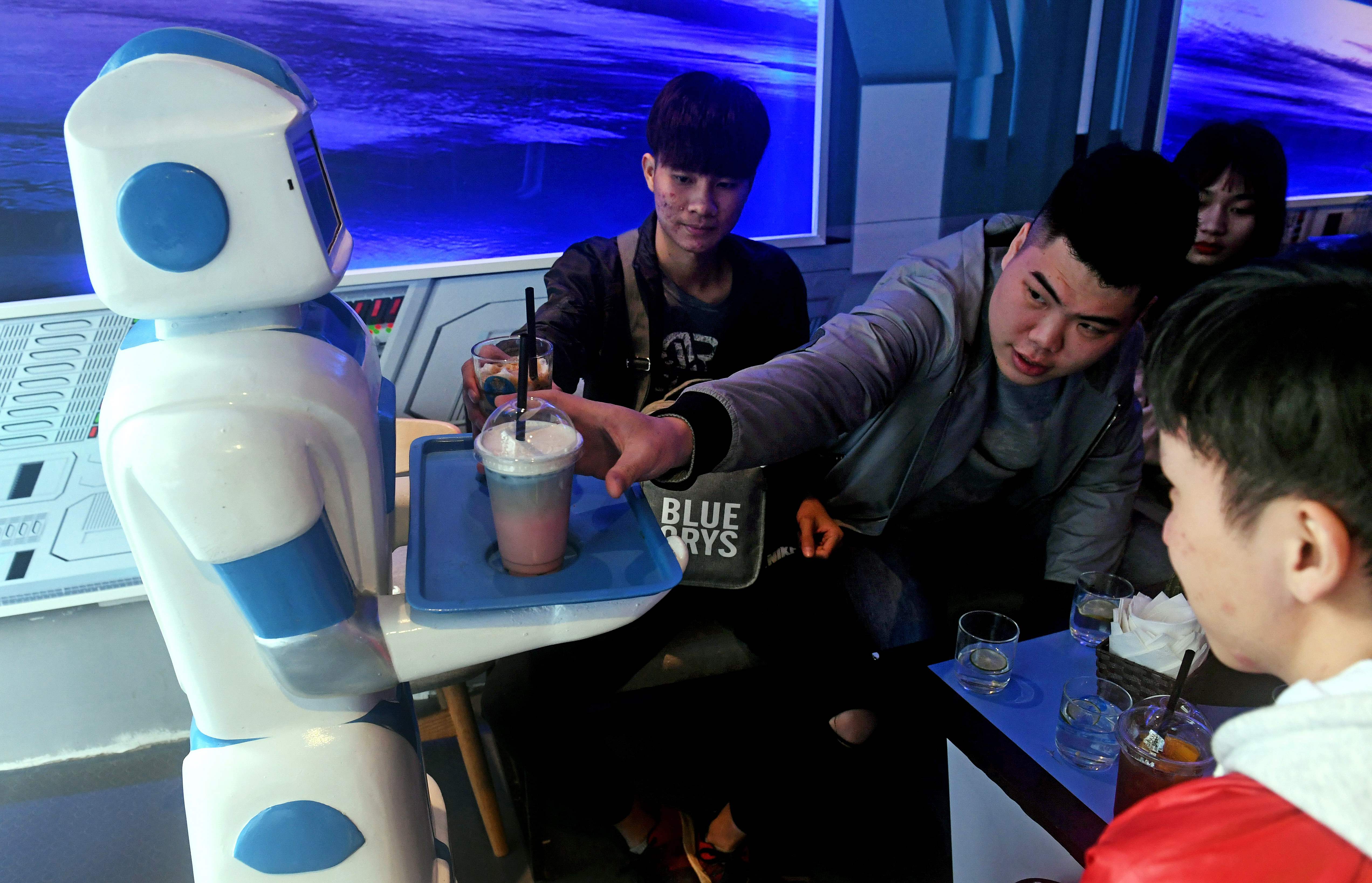 Manny the robot. A Robot named Fight. Робо - кафе общий план 8к. A Robot named Flight. @Xxexordxx:name Manny the Robot.