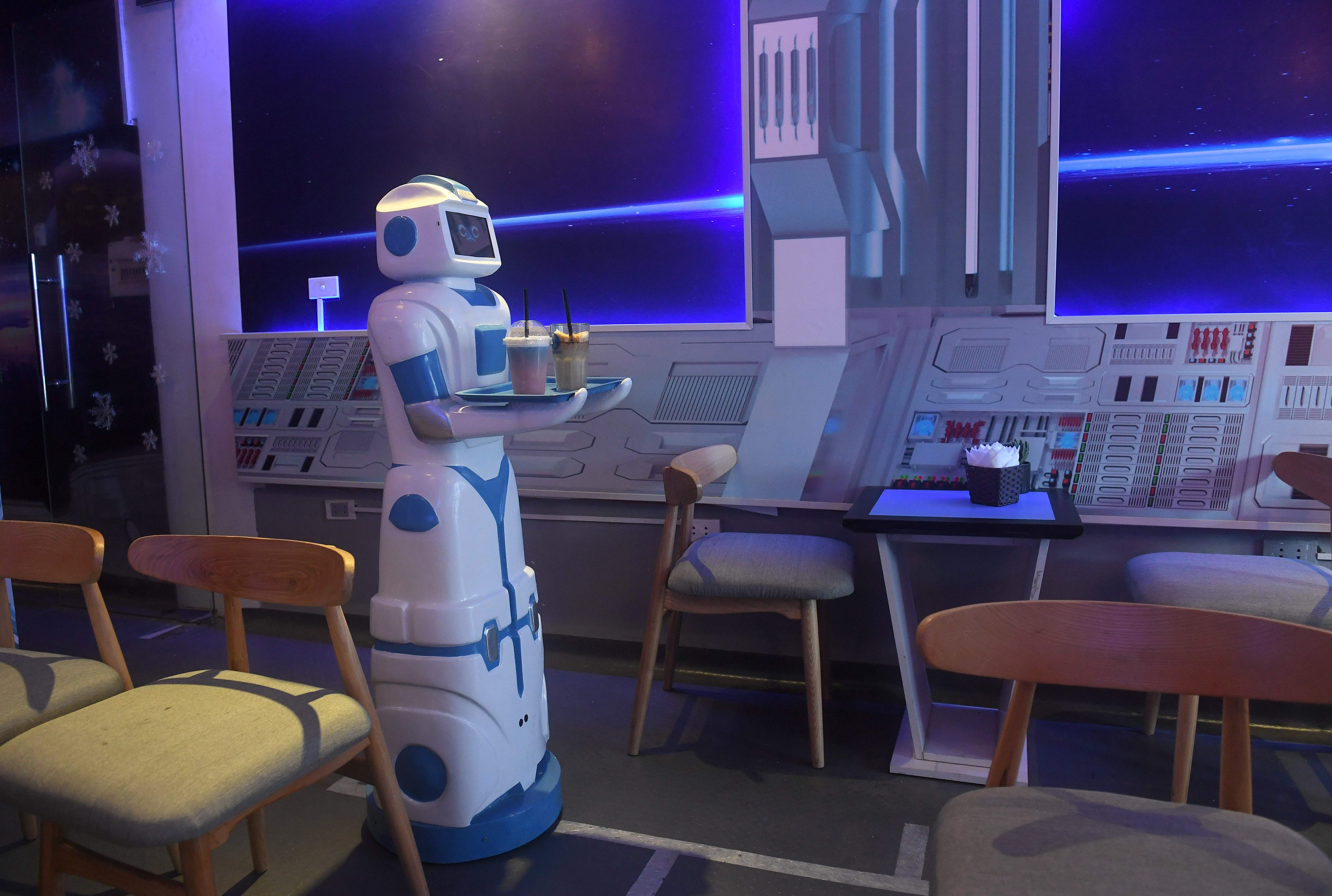 روبوت يقدم مشروبات