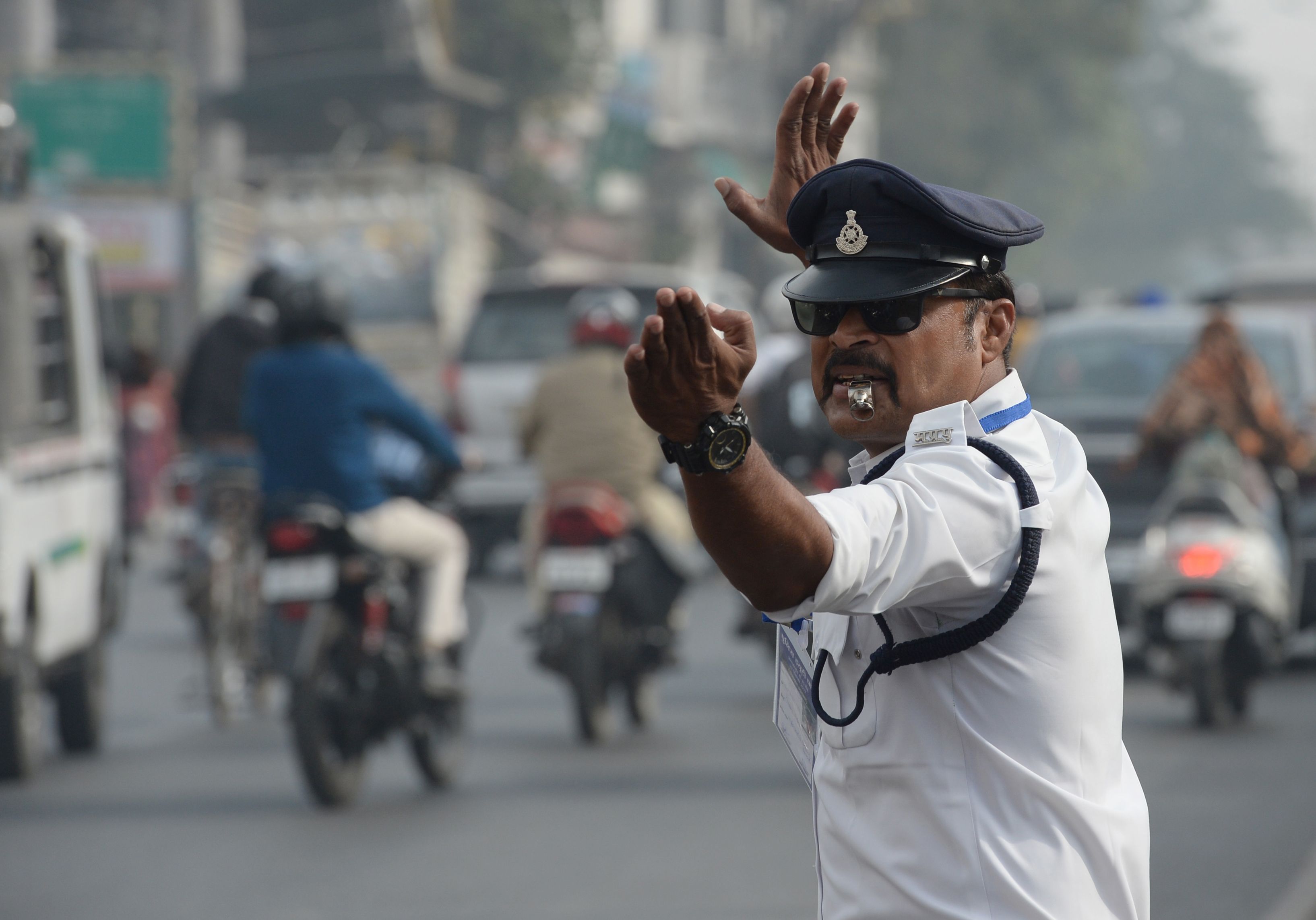 Traffic police. Регулировщик в Индии. Индийский полицейский. Дорожная полиция Индии. Дорожная полиция Египта.