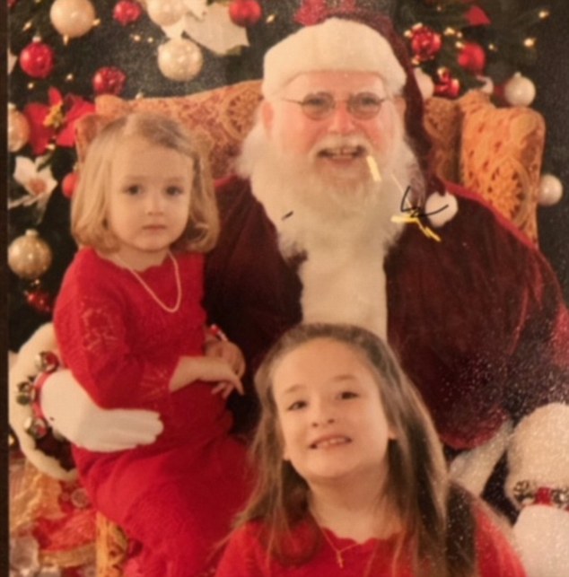 الطفلتين مع بابا نويل