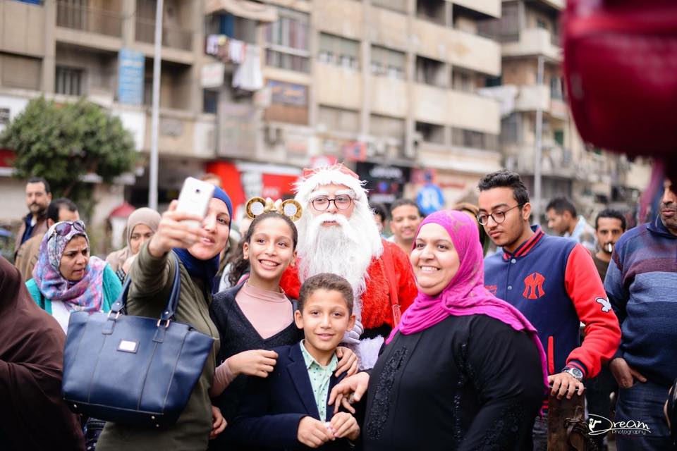 بابا نويل ينشر البهجة بشوارع شبرا